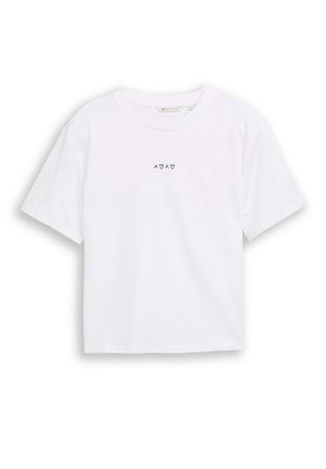 Valge lühikeste varrukatega T-särk ümar kaelusega, mille keskel rinnal on väikesed mustad "X süda X süda" sümbolid.