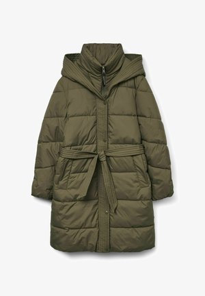 Manteau matelassé vert olive avec col montant, capuche, fermeture éclair sur le devant et boutons pression, poches latérales et une ceinture en tissu nouée à la taille.
