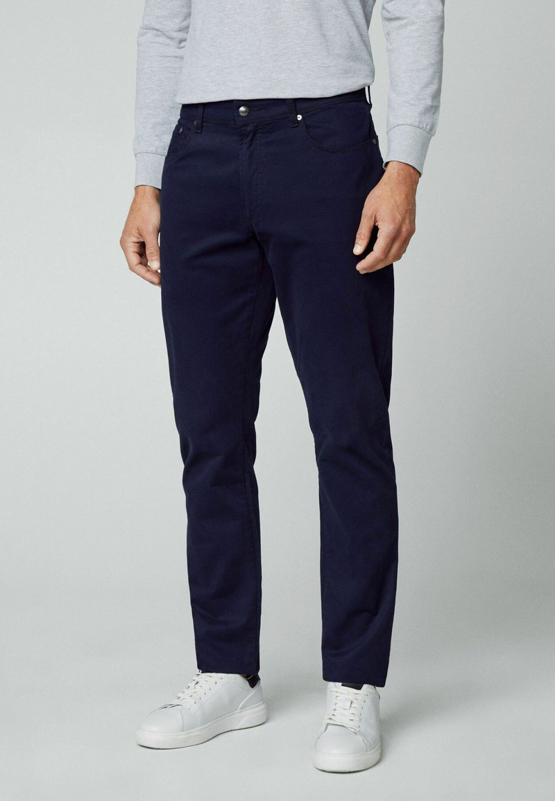 Marineblaue Chinos aus Baumwollmischgewebe mit geradem Bein, fünf Taschen und metallischem Knopfverschluss.
