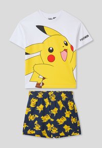 T-shirt bianca in cotone con una grande grafica di Pikachu. Pantaloni corti blu navy con una stampa ripetuta di Pikachu. Design comodo e casual.