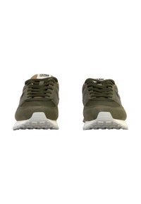 Sneaker in suede verde con suola in gomma bianca, design con lacci e un piccolo logo accentato di lato. Punta leggermente arrotondata.