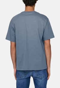 Graues Baumwoll-T-Shirt mit Rundhalsausschnitt, kurzen Ärmeln und lockerer Passform. Die Rückansicht zeigt eine glatte Textur und ein schlichtes Design.