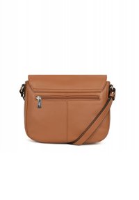 Borsa a tracolla in pelle marrone con tasca frontale con zip, chiusura a patta, tracolla regolabile e texture liscia. Forma rettangolare compatta.