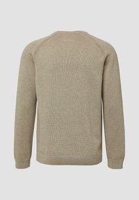 Beżowy dziany sweter z długim rękawem pokazany z tyłu, z ściągaczami przy mankietach i u dołu oraz minimalnymi detalami szwów na ramionach.