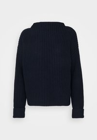 Granatowy sweter z dzianiny o szerokim dekolcie, prążkowanej fakturze i długich rękawach z podwiniętymi mankietami. Widok z tyłu ukazuje luźny krój.