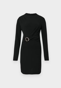 Vestido preto de manga longa com um design de cintura torcida, realçado por um anel dourado. Feito de um tecido liso com textura mínima. Gola alta simples.