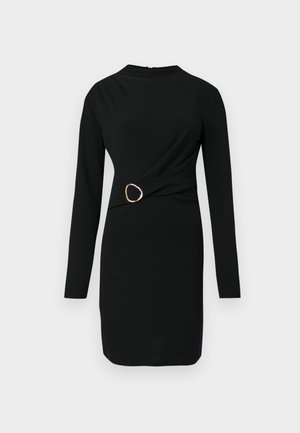 Vestido negro de manga larga con diseño de cintura retorcida y acento de anillo dorado. Confeccionado en un tejido suave con textura mínima. Cuello alto sencillo.