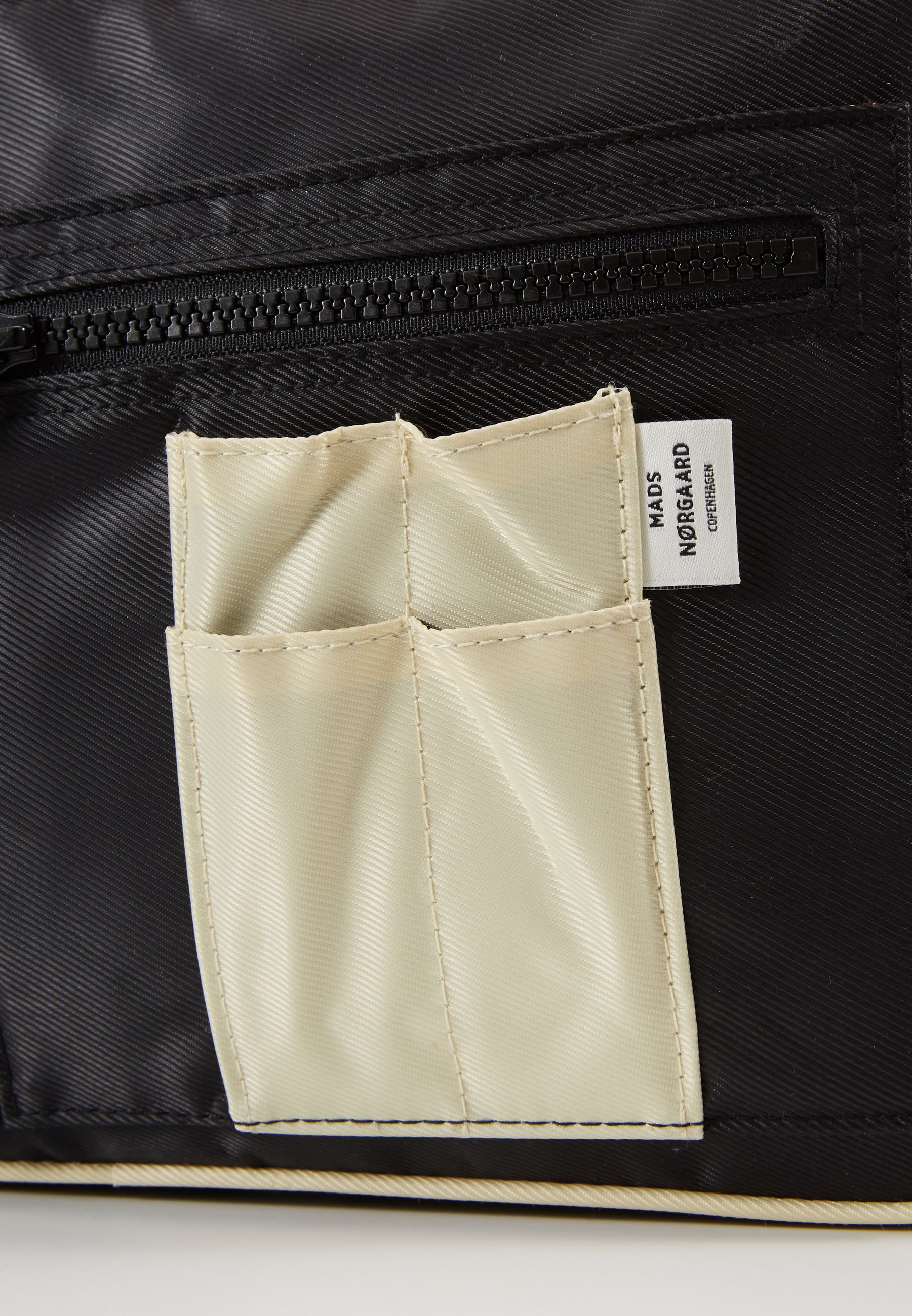 Mads Nørgaard BEL COUTURE CAPPA BASE Skulderveske black Mads Nørgaard BEL COUTURE CAPPA BASE Skulderveske black