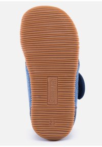 Niebieska podeszwa buta z teksturowanym gumowym spodem, posiadająca poziome rowki i okrągły wzór uchwytu. Rozmiar oznaczony jako 23.