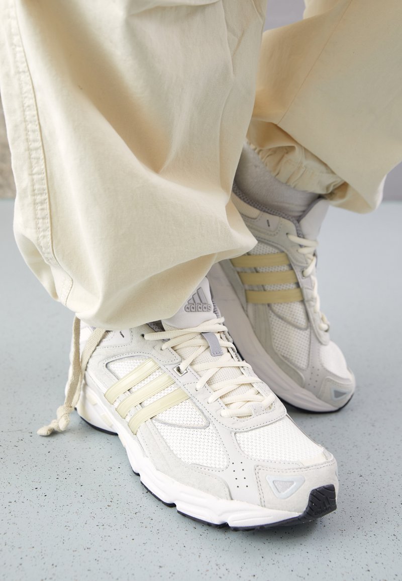 adidas Originals RESPONSE CL UNISEX - Trainers - crystal white white ...