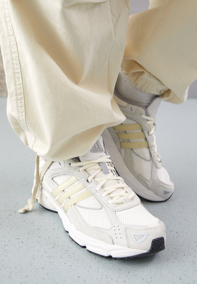 adidas Originals - RESPONSE CL UNISEX - Sporta apavi - crystal white   white   crystal white, Palielināt