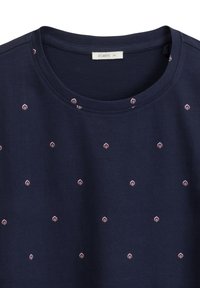 Granatowa koszulka z bawełny, z okrągłym dekoltem, z drobnymi różowymi kwiatowymi wzorami równomiernie rozmieszczonymi na tkaninie.