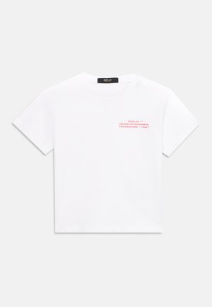 Hvid kortærmet T-shirt med rød tekst "REPLAY DENIM GOODS MFG TRADEMARK - 1981" på øverste venstre bryst.