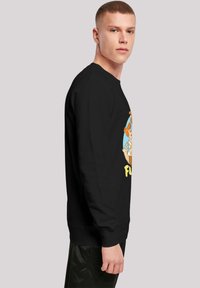 Must be black sweatshirt, mis on valmistatud puuvillast või sarnastest materjalidest, millel on ees värviline graafikakaunistus ja pikad varrukad.