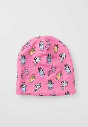Beanie di cotone rosa con personaggi dei cartoni animati colorati, tra cui cani e un barboncino, su uno sfondo uniforme con una texture morbida.