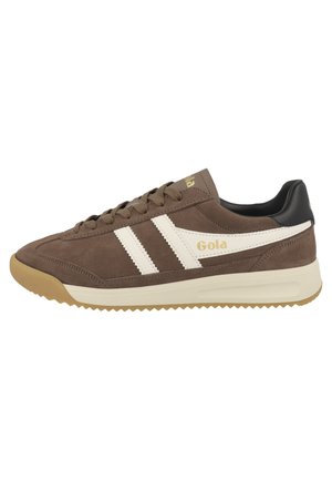 Sneaker in suede marrone con strisce laterali bianche, suole beige, collare del tallone nero e logo "Gola" dorato sul lato e sulla linguetta.