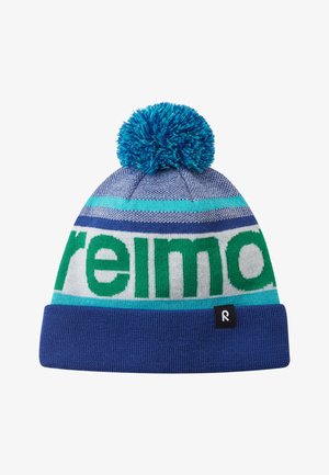 Adītas cepures ar zilu pamatu, tirkīza un zaļām svītrām, ar zilu pom-pom augšpusē un melnu logotipa birku uz aproces.