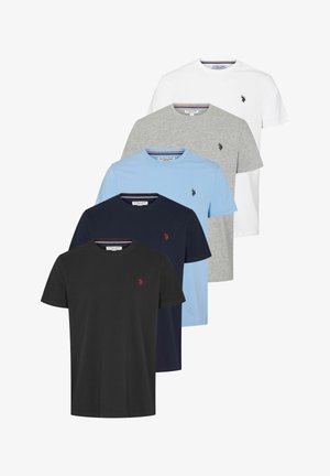 Cinq t-shirts en noir, bleu marine, bleu clair, gris et blanc, présentant un design à col rond et un petit logo brodé sur la poitrine.