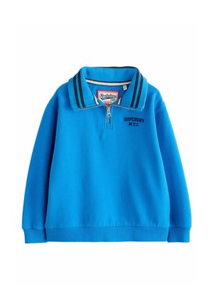 Niebieski sweter z ćwierć zamkiem, páskom w poziome oraz prążkowanymi mankietami. Z przodu nadrukowane czarne napisy "SUPERDRY N.Y.C.".