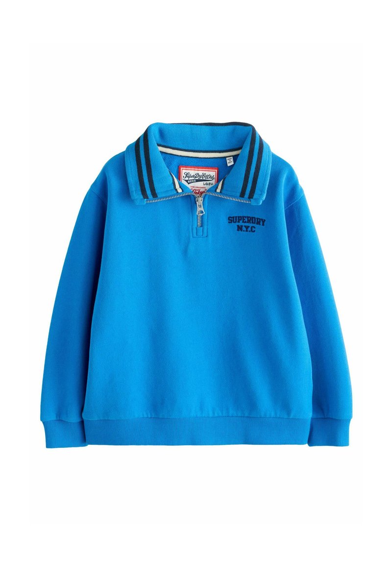 Modrá mikina s štvrťovým zipsom, pruhovaným golierom a rebrovanými manžetami. Na prednej strane je vyšitý nápis "SUPERDRY N.Y.C." v čiernej farbe.