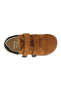 Bruine suede kinderschoen met twee verstelbare klittenbandsluitingen en een zwarte gewatteerde kraag, gezien van bovenaf.