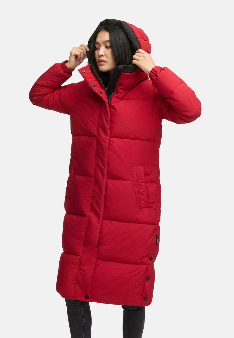 Rød pufferjakke med hætte, der har en quiltet design, forlommer og trykknapper, lavet af isoleret stof med en glat overflade.