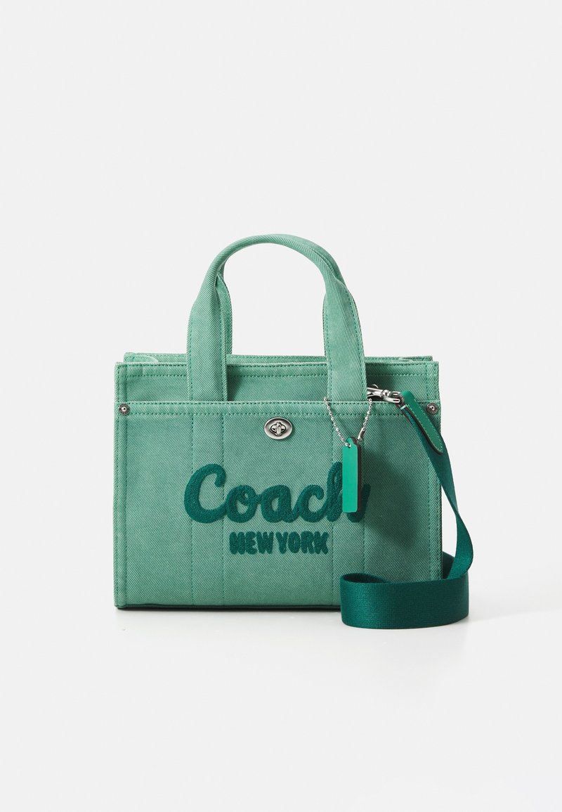 Petit sac à main vert Coach New York avec deux poignées, une bandoulière amovible, une poche avant et une fermeture à boucle métallique.