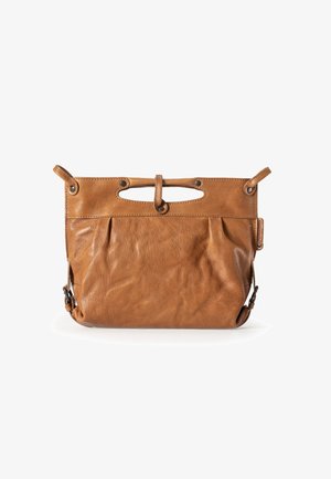 Sac à main en cuir marron avec poignée découpée, fermeture par bouton-pression, et sangles latérales réglables, sur fond blanc.