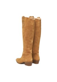 Wysokie, opalone zamszowe botki z okrągłym noskiem, na platformie i pętelkami na górze. Powierzchnia ma miękką, matową teksturę.