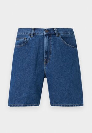 Blaue Jeansshorts mit Knopf und Reißverschluss vorne, zwei Vorderentaschen und Gürtelschlaufen, flach auf hellem Hintergrund liegend.