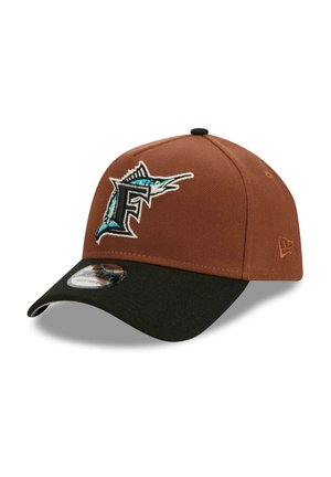 Brauner Hut mit schwarzem Schirm, der ein gesticktes Logo eines Marlin und den Buchstaben "F" in Türkis und Weiß zeigt. Verstellbarer Snapback-Verschluss.