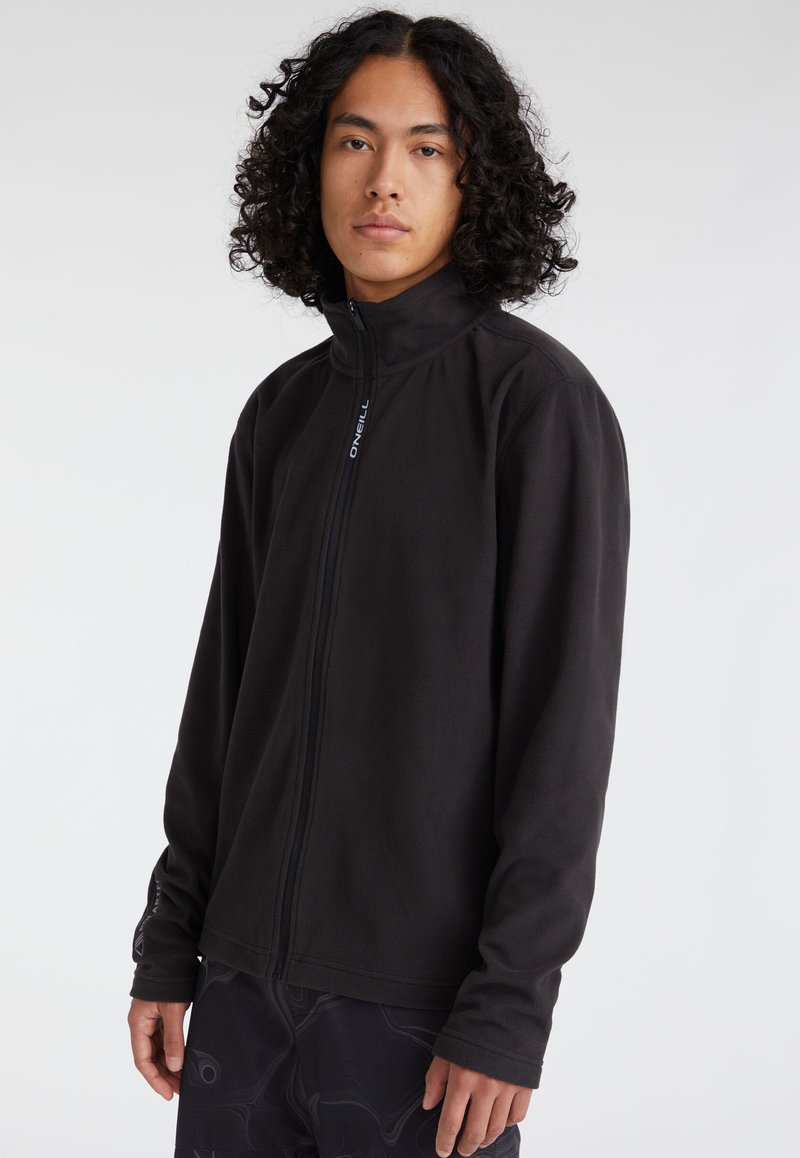 Schwarze Fleecejacke mit hohem Kragen, vollem Reißverschluss und dezentem Logodetail am Reißverschluss. Verfügt über lange Ärmel und eine glatte Oberfläche.