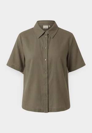 Kurzärmeliges olivgrünes Hemd mit Knopfleiste und spitzem Kragen, dargestellt auf einfarbigem hellgrauem Hintergrund.