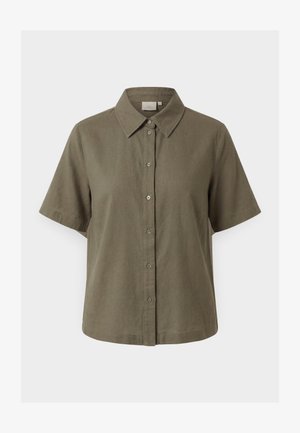 Kortemouwen olijfgroen overhemd met knopen en een puntige kraag, afgebeeld op een effen lichtgrijze achtergrond.