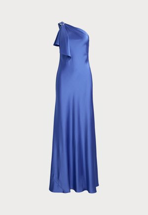Robe en satin bleue à une épaule avec une silhouette fluide. Présente une manche drapée et un accent métallique à l'épaule. Texture lisse.