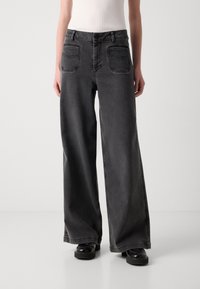 Wijde spijkerbroek van donkergrijs denim, met een hoge taille, vijf zakken en contrasterende stiknaden langs de naden. Glad van textuur.
