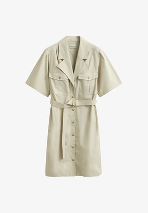 Beige kortermet skjortekjole med belte, reverskrage, knapper foran, to brystlommer med klaff, og et stoffbelte med spenne i metallring.