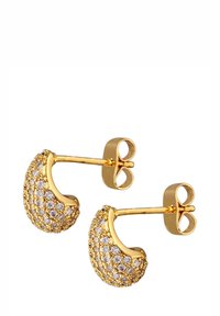 Guldtonede øreringe med et buet design, der har en struktureret overflade og indlagte klare rhinsten, sikret med en sommerfugl-lås.