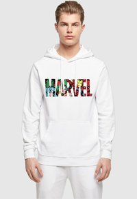 Hvit bomullshettegenser med et stort "MARVEL"-logo fylt med fargerike bilder av tegneseriefigurer. Inkluderer en frontlomme og justerbare snorer.