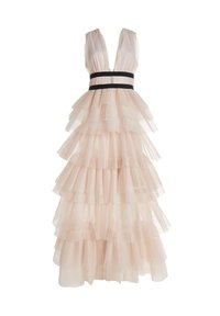 Abito rosa pallido realizzato in tulle a strati, caratterizzato da una profonda scollatura a V e una cintura nera. Il design include numerosi volant in tutto l'abito.