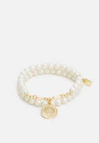 Bracciale di perle con perline bianche e chiusura in tono oro. Include un charm a medaglia d'oro con dettagli in rilievo. Texture liscia.