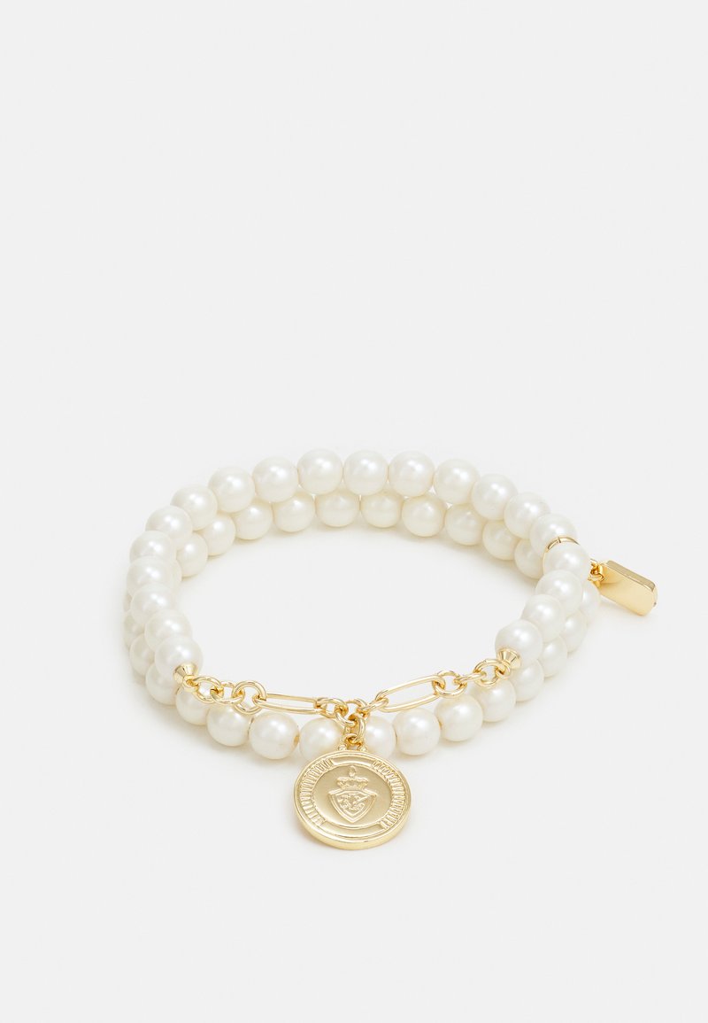 Bracciale di perle con perline bianche e chiusura in tono oro. Include un charm a medaglia d'oro con dettagli in rilievo. Texture liscia.