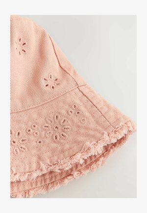 Roosa kangast seelik, millel on tikitud lillemustrid, kulunud äär ja tekstuuriline pind. Karm kuju laieneb alt.