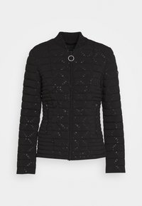 Czarna pikowany kurtka z zapięciem na zamek, szczotkowanym kołnierzem i wzorem logo "GUESS" na całej powierzchni. Posiada boczne kieszenie i okrągły akcent przy zamku.