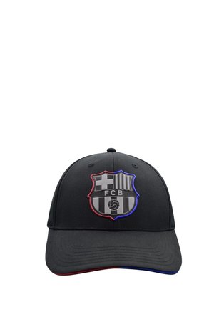 Czarna czapka z daszkiem z logo FC Barcelona obramowanym na czerwono i niebiesko na przodzie oraz pasującym czerwono-niebieskim wykończeniem krawędzi daszka.