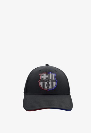 Czarna czapka z daszkiem z logo FC Barcelona obramowanym na czerwono i niebiesko na przodzie oraz pasującym czerwono-niebieskim wykończeniem krawędzi daszka.