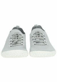 Szare buty slip-on z teksturowaną siateczkową cholewką, elastycznymi sznurówkami i białą gumową podeszwą z wzorzystym bieżnikiem.