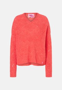 Korallfarbener Strickpullover mit V-Ausschnitt, langen Ärmeln, strukturiertem Muster und cropped Design. Hat ein kleines pinkes Logo am Saum.