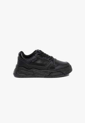 Zwarte sneakers met een combinatie van textuur en gladde synthetische materialen, dikke zolen en een modern ontwerp met ronde randen.