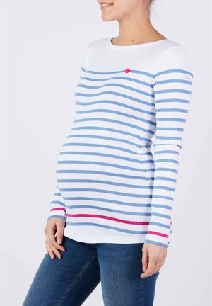 Langarmige zwangerschapsblouse in wit en lichtblauwe strepen, met een klein rood hartdetail op de borst en een roze accent aan de zoom.
